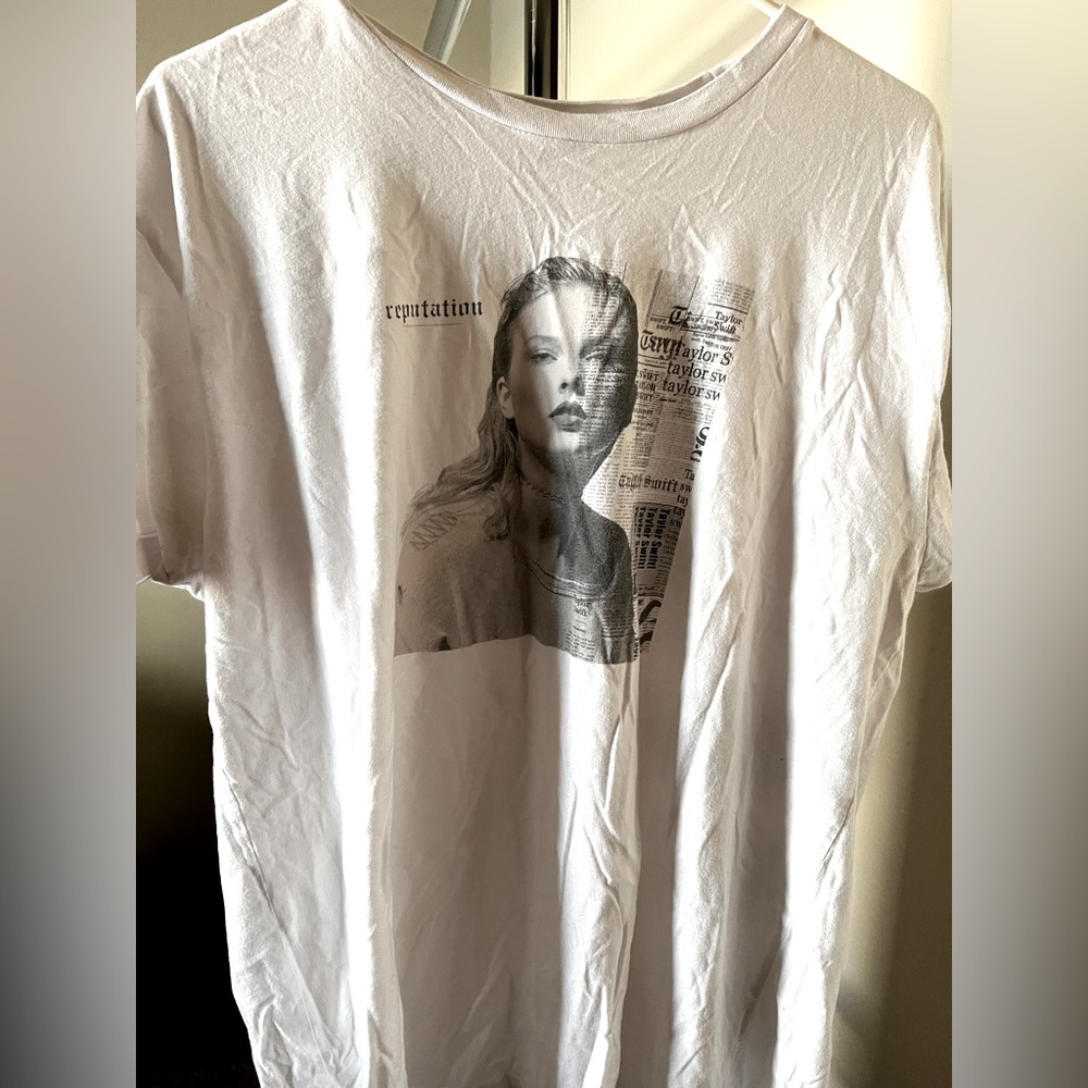 Official Taylor Swift reputation cover t-shirt
